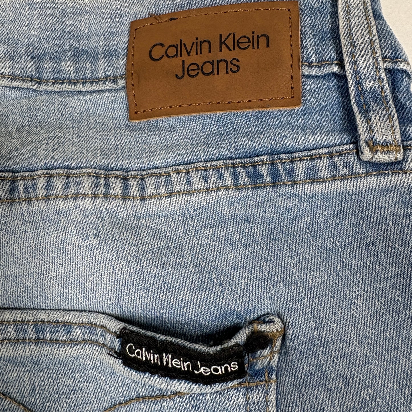 Calvin Klein womens jeans 12/31 light wash distressed straight leg frayed hem Y2K