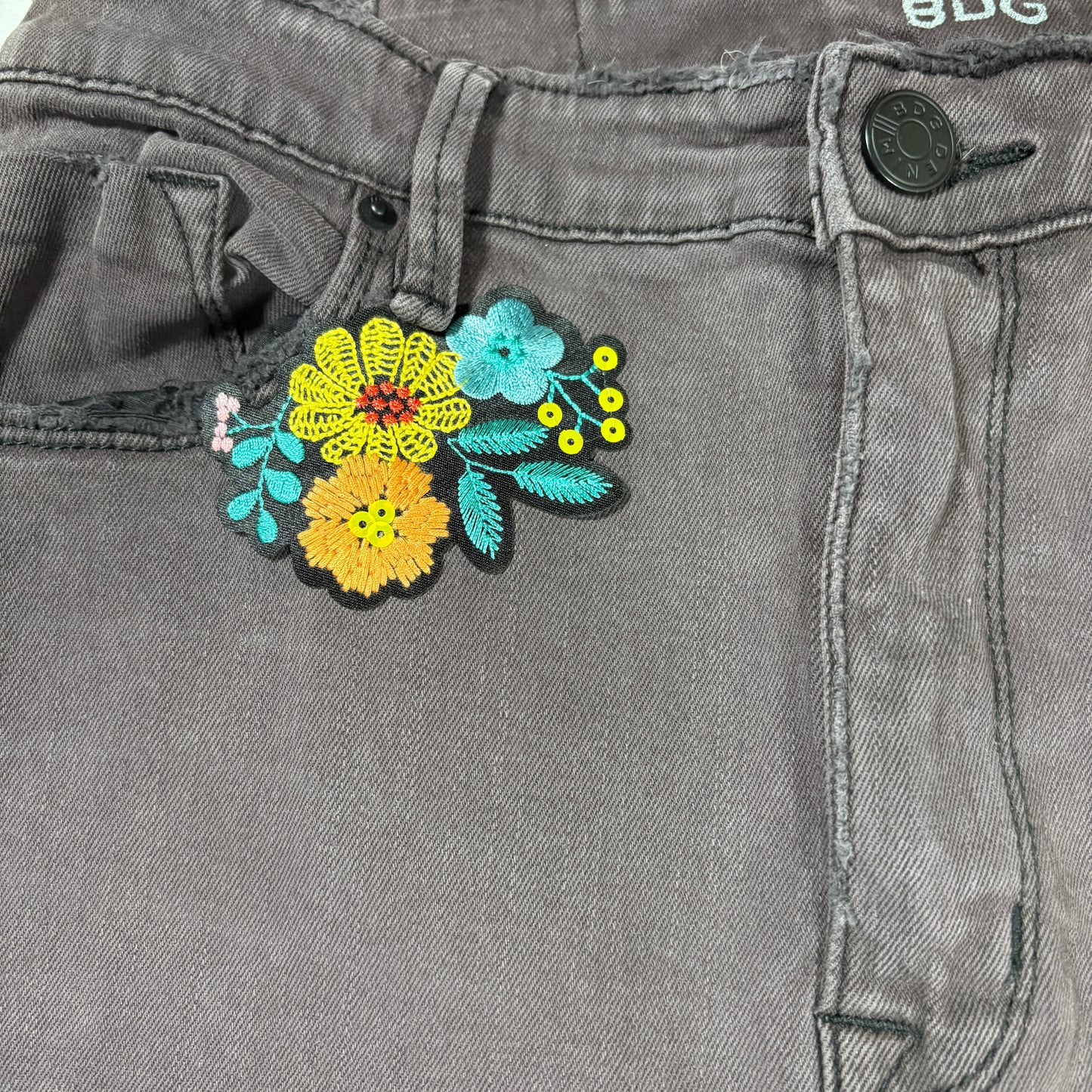 BDG Jeans Women’s 30W 29L High Rise Twig Ankle Gray Slim Raw Hem Floral Patch