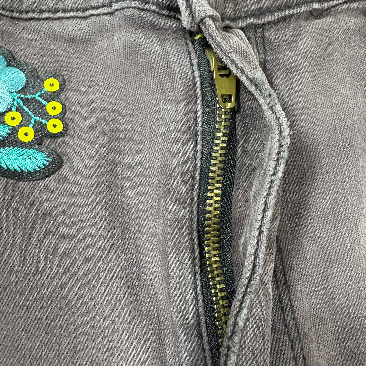 BDG Jeans Women’s 30W 29L High Rise Twig Ankle Gray Slim Raw Hem Floral Patch