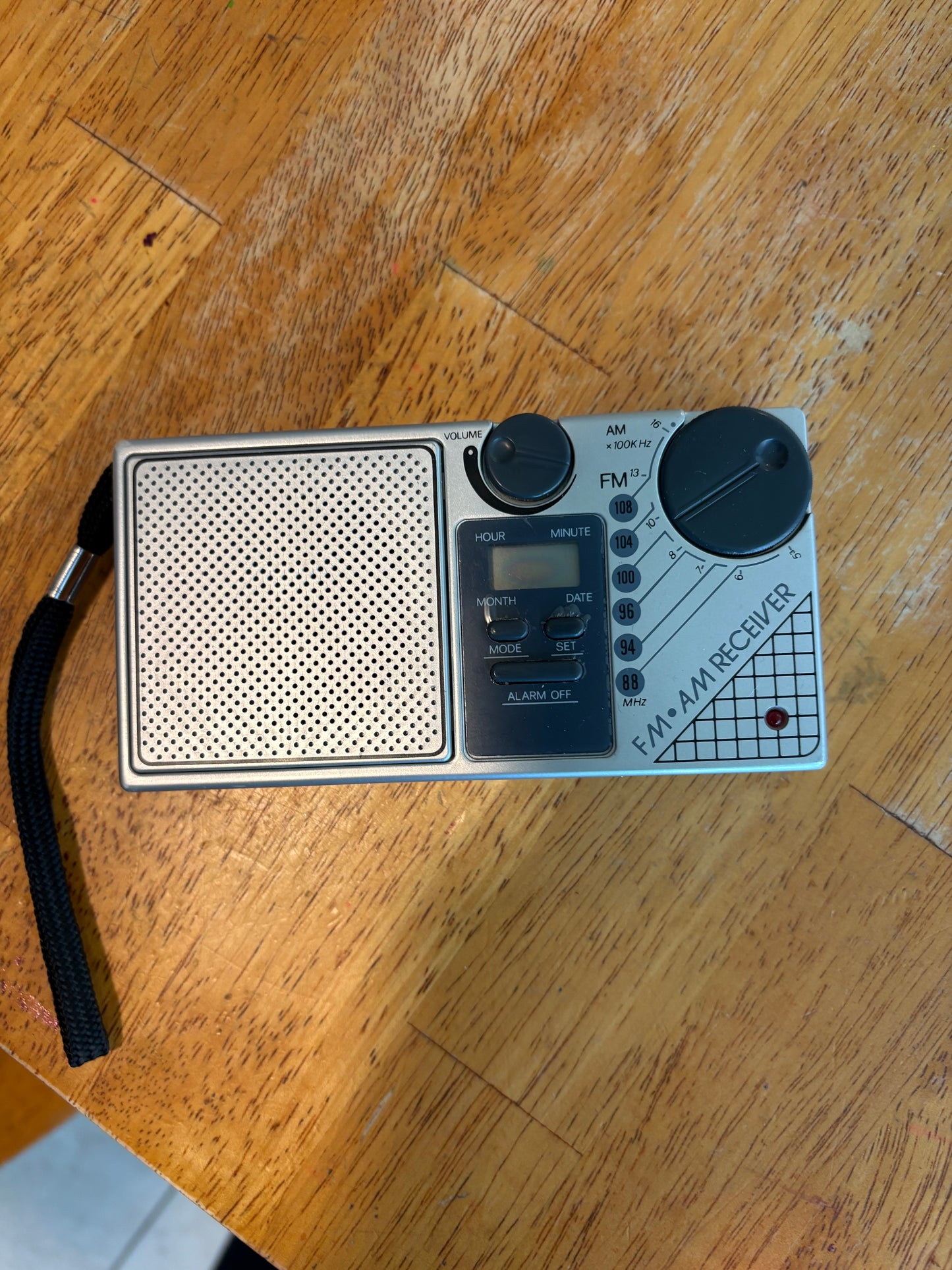 Vintage Silver FM AM Radio Clock Alarm Portable Mini Receiver MFR-88 Retro Style