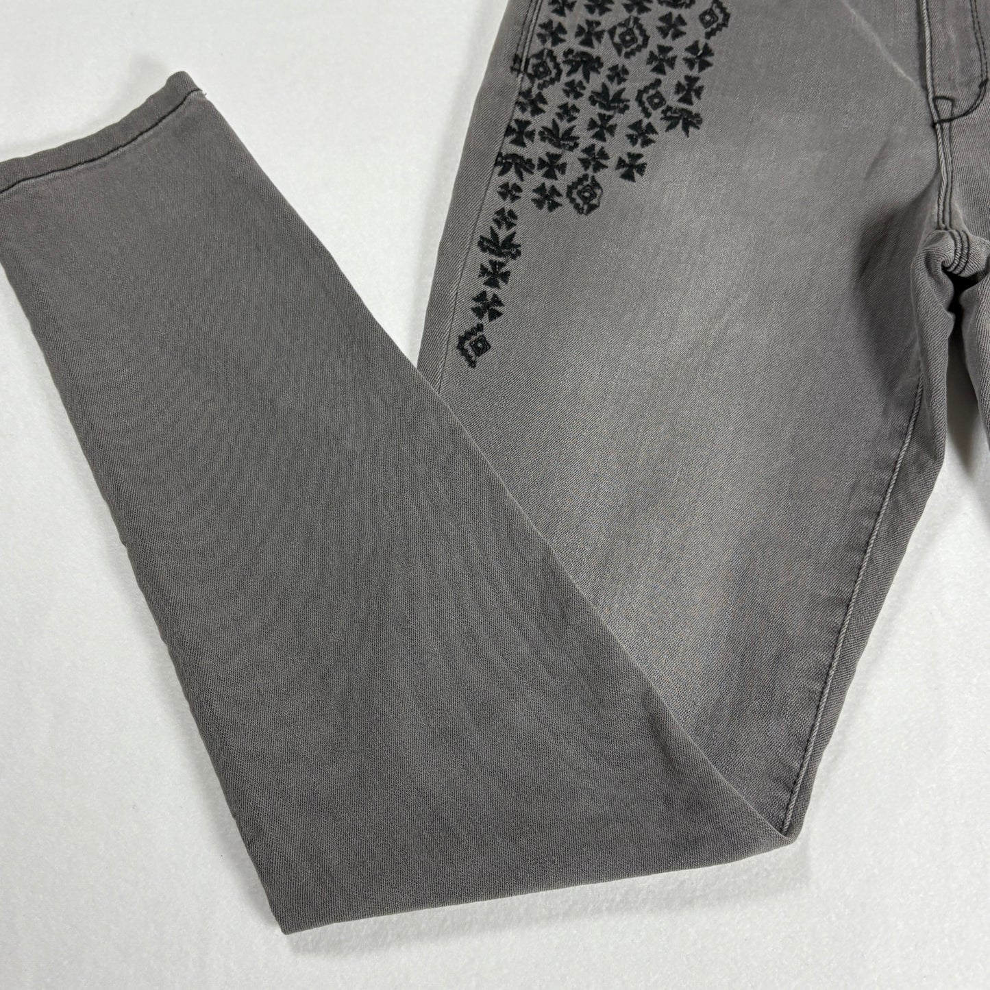 Style & Co Denim Women’s Jeans Size 4 Gray Skinny Leg Embroidered Stretch Pants