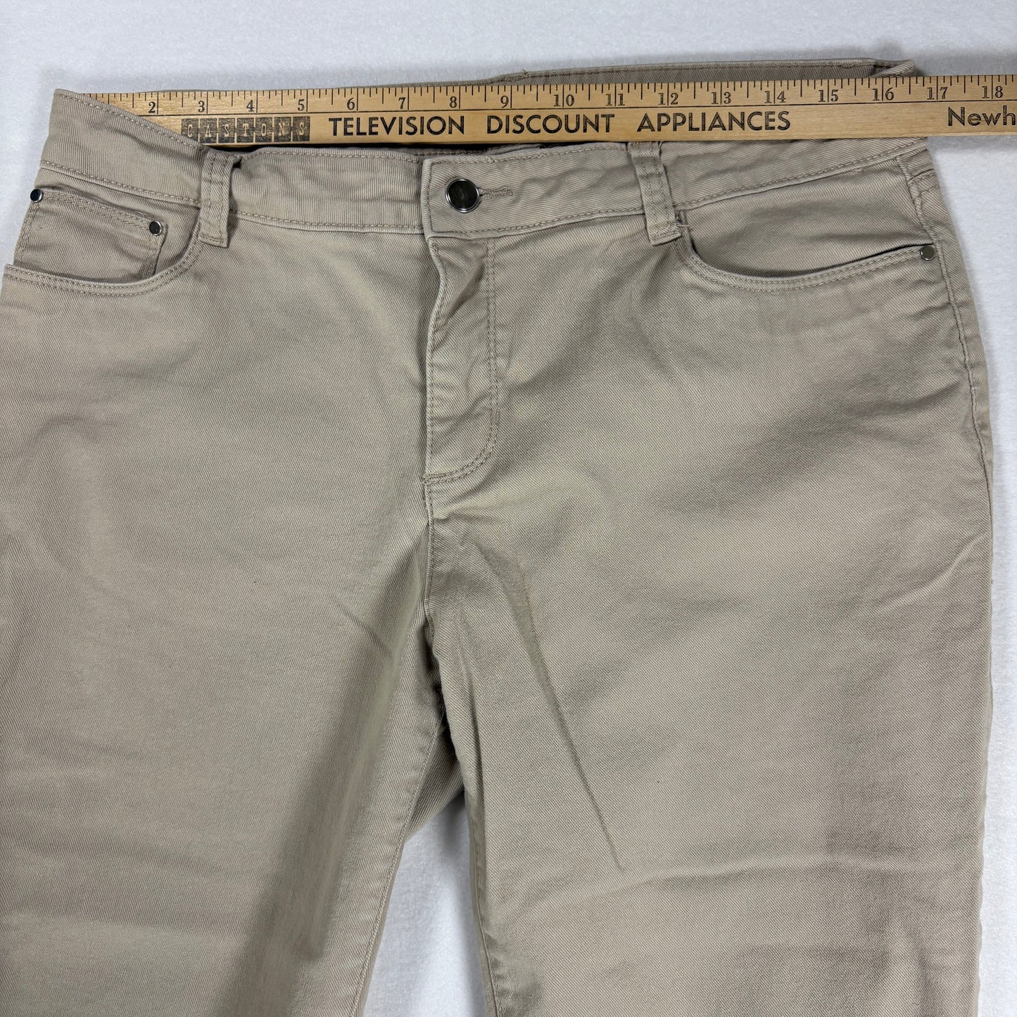 Croft & Barrow Pants Women’s 12 Capri Classic Fit Khaki Stretch Casual