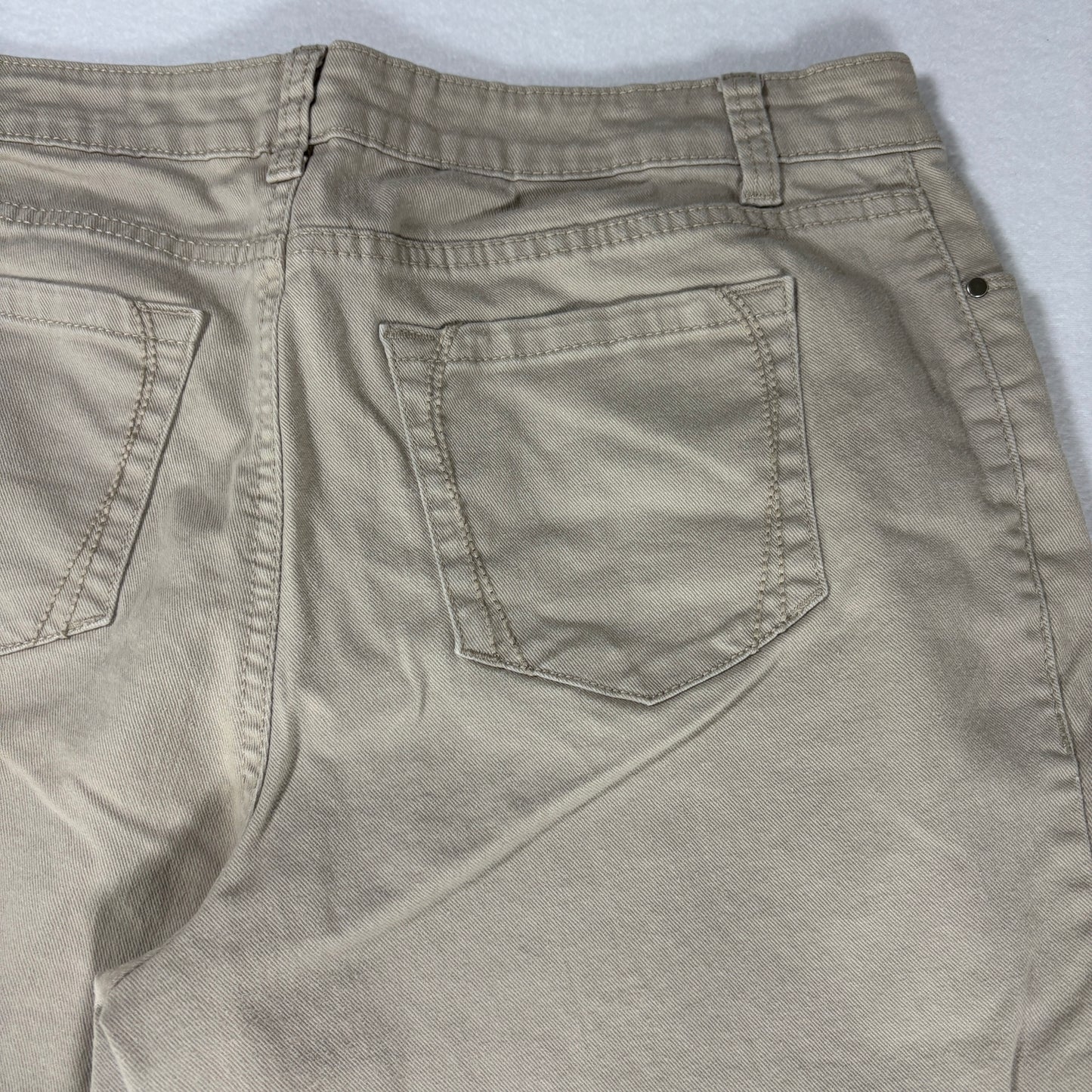 Croft & Barrow Pants Women’s 12 Capri Classic Fit Khaki Stretch Casual