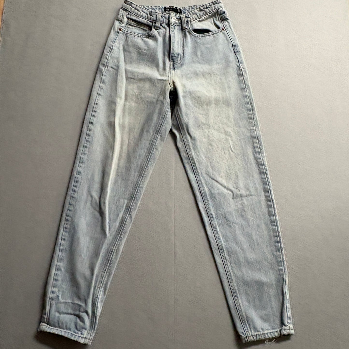 PrettyLittleThing Mom Jeans Womens US 4 Fits Like 24x29 Y2K Light Wash