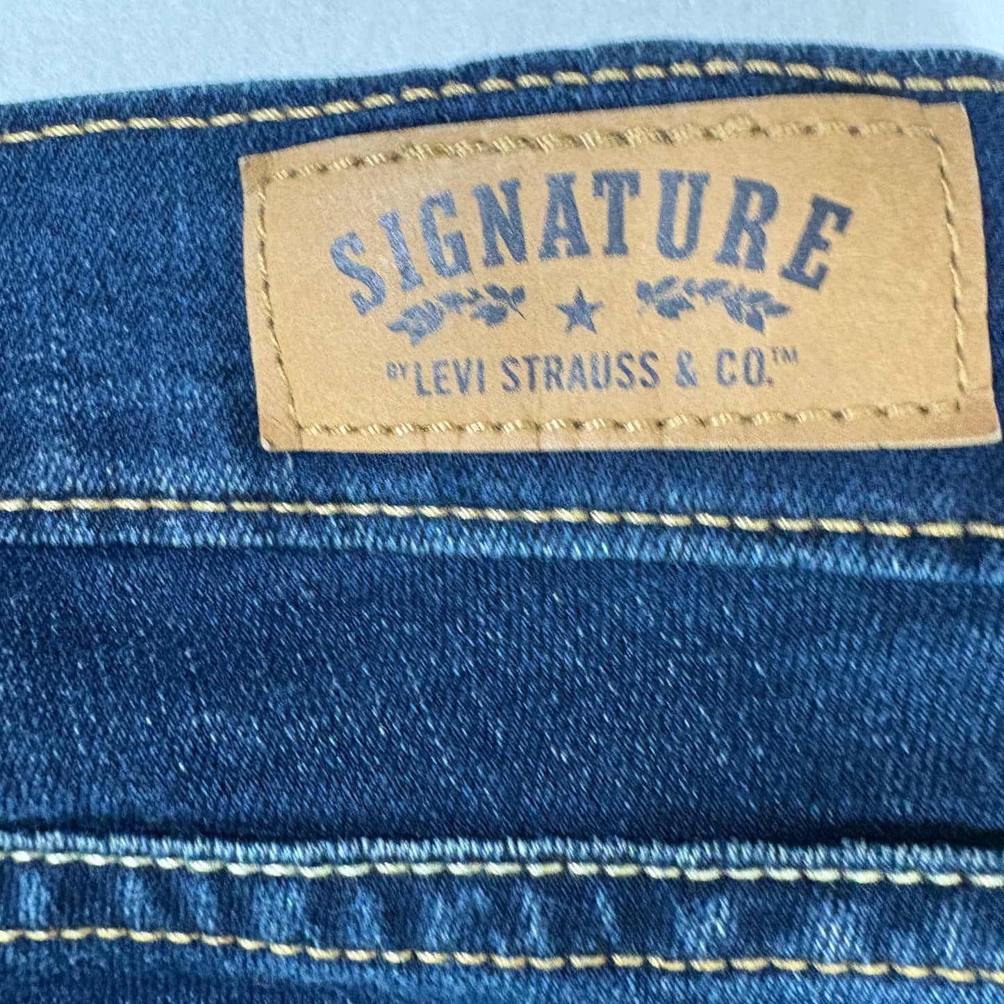 Levi’s Signature Jeans Women’s 10 Curvy Bootcut Mid Rise Dark Wash Stretch Denim