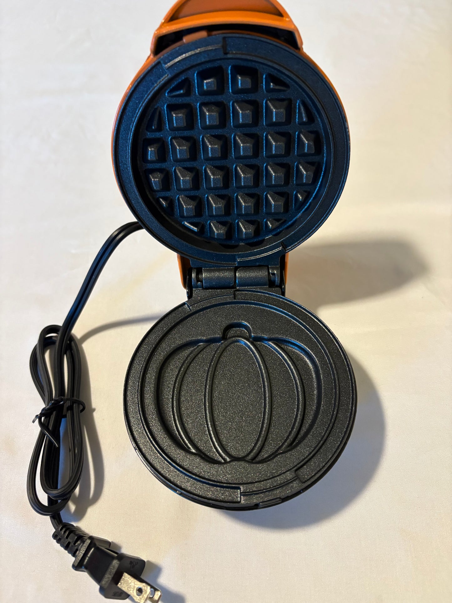 Dash Pumpkin Mini Waffle Maker Orange Model DMWP001OR 350W Fall Halloween Tested