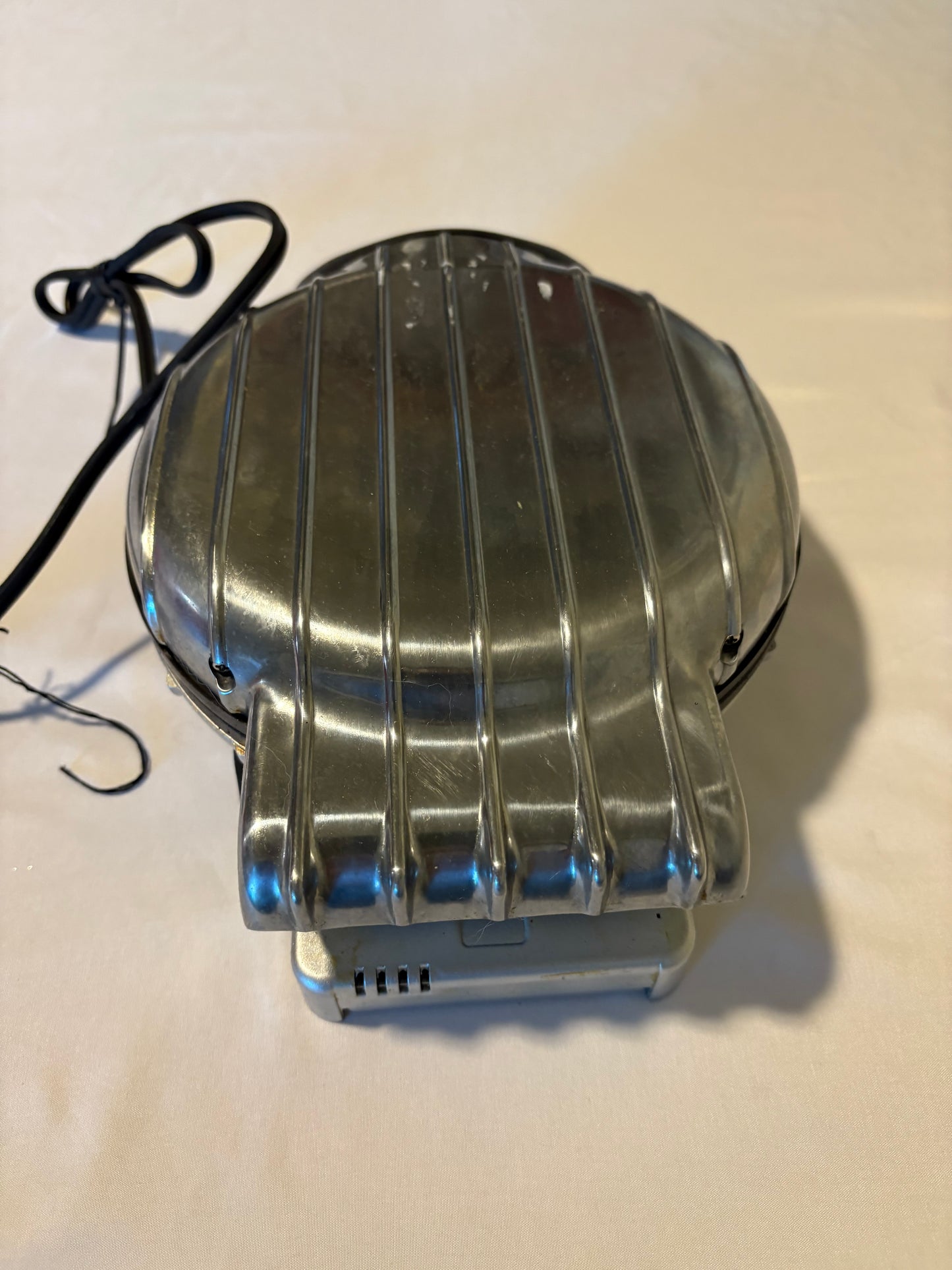 Vintage VillaWare 2003 Waffle Maker Iron Chrome Classic Belgian USA Tested Works