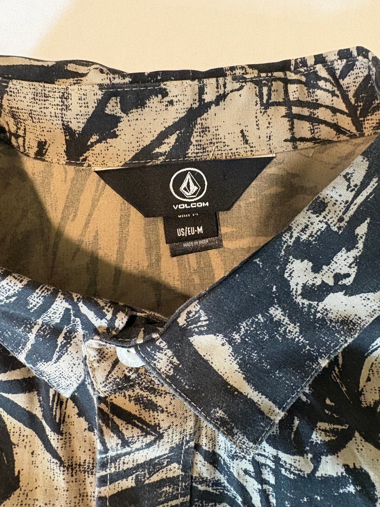Volcom Men's Shirt M Button-Up Palm Print Short Sleeve Black Tan Casual Surf Style