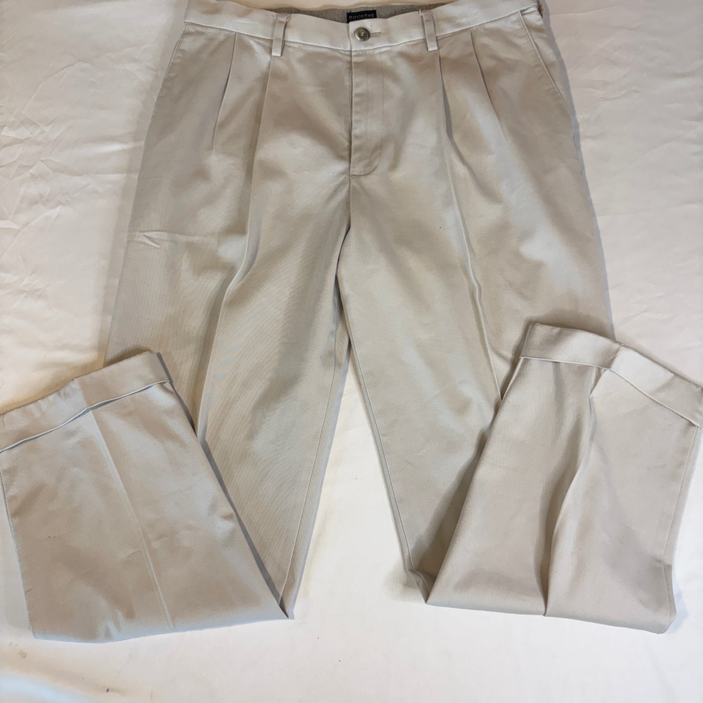 Dockers Men’s Khaki Pants Relaxed Fit Pleated Front Beige W33 L32