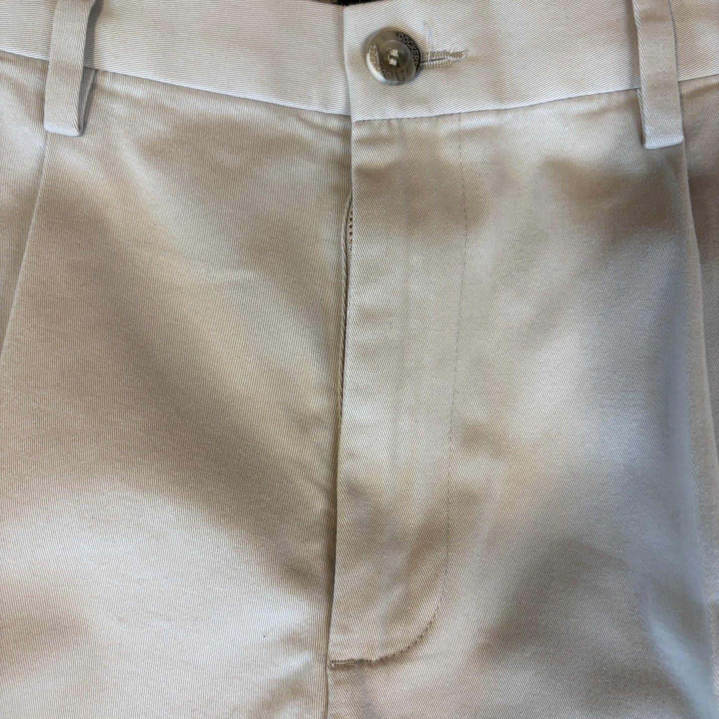 Dockers Men’s Khaki Pants Relaxed Fit Pleated Front Beige W33 L32