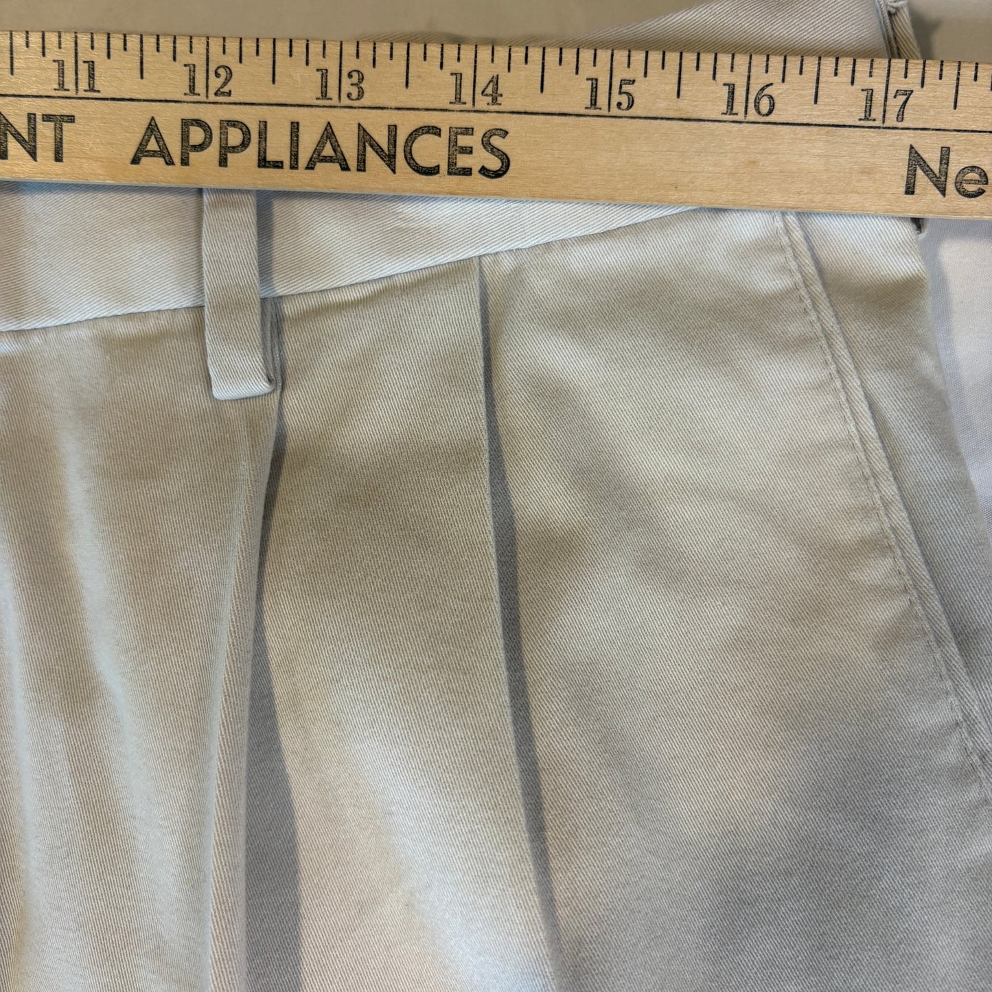 Dockers Men’s Khaki Pants Relaxed Fit Pleated Front Beige W33 L32