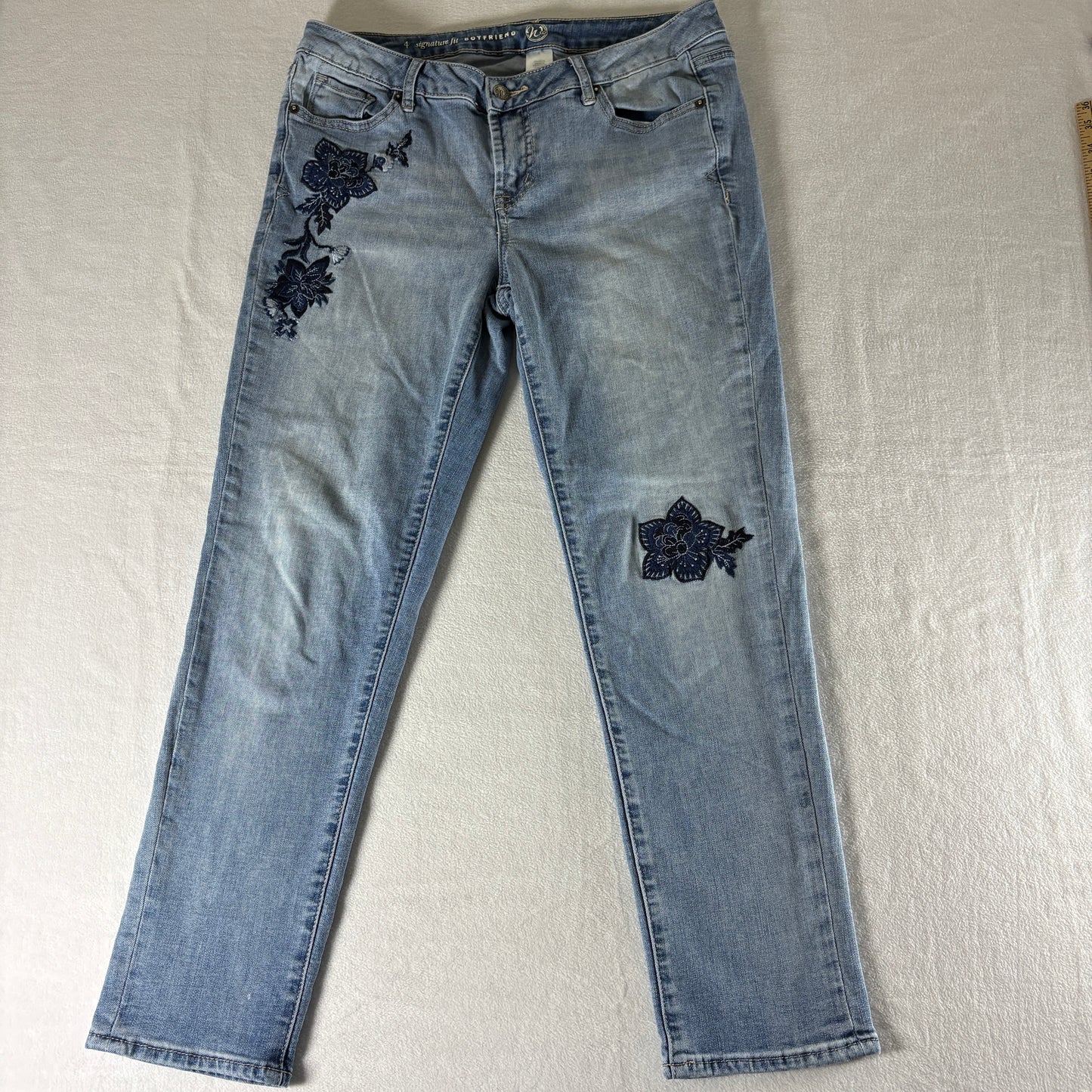 W62 Women’s Signature Fit Boyfriend Jeans Floral Light Wash Size 4