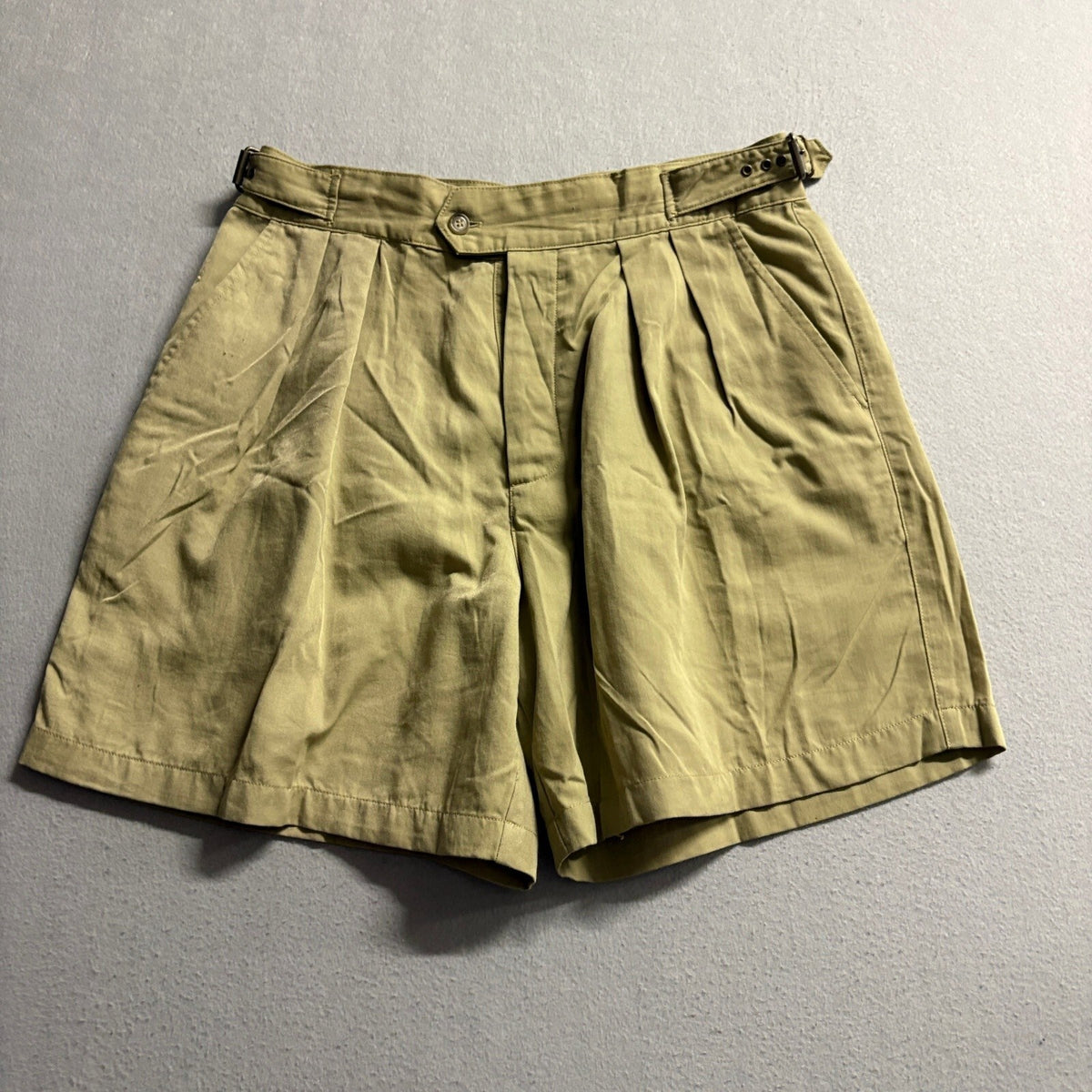 TravelSmith Mens 34 Khaki Tan Pleated Gurkha Side Buckle Nylon Travel Shorts