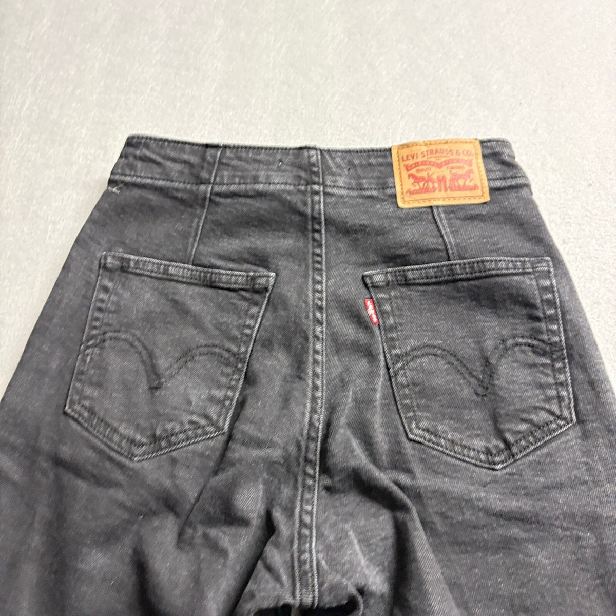 Levis High Waisted Taper Jeans Womens Size 25 W25 L29 Black Pleated Denim