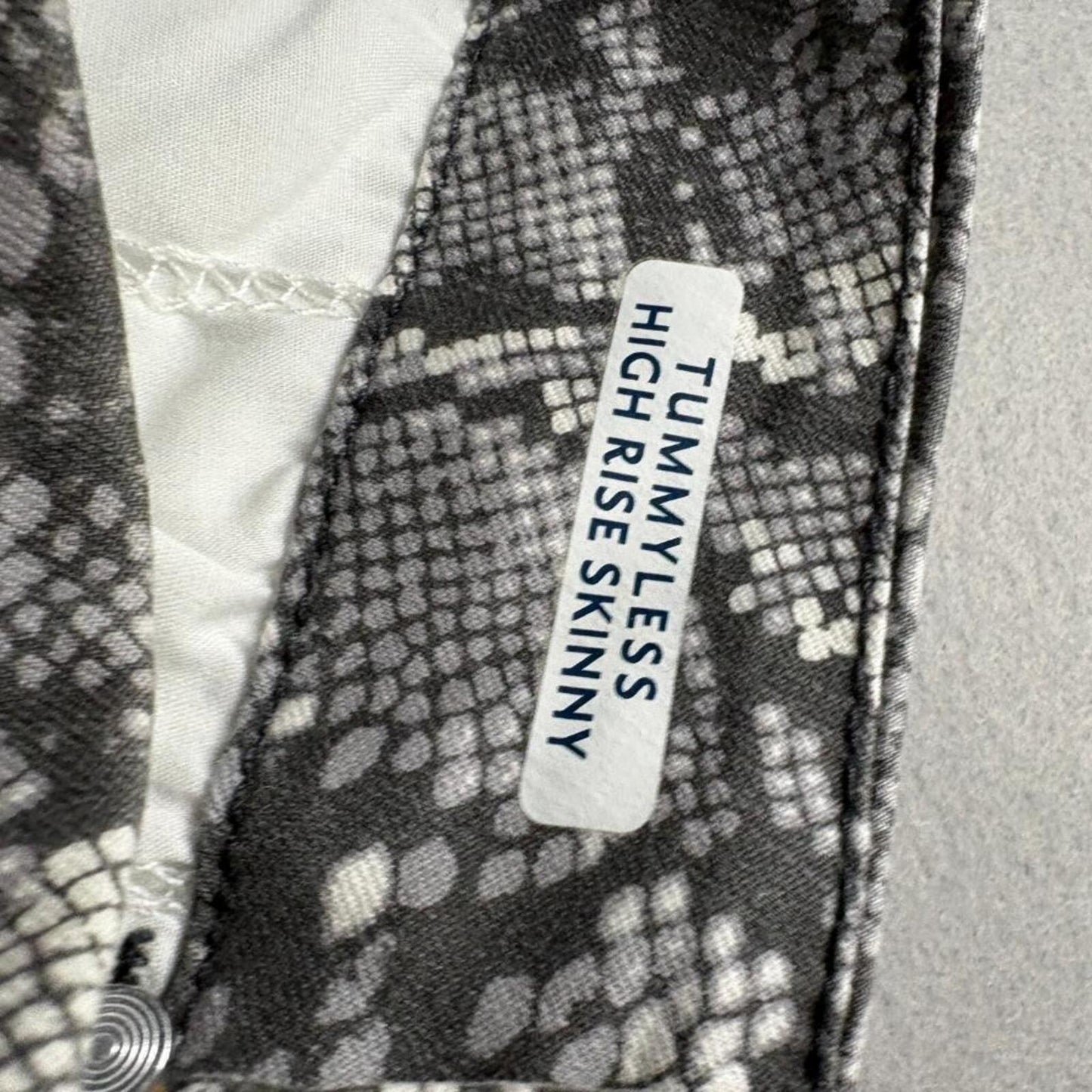Seven7 Tummyless High Rise Skinny Jeans Womens Size 6 Gray Snakeskin Print