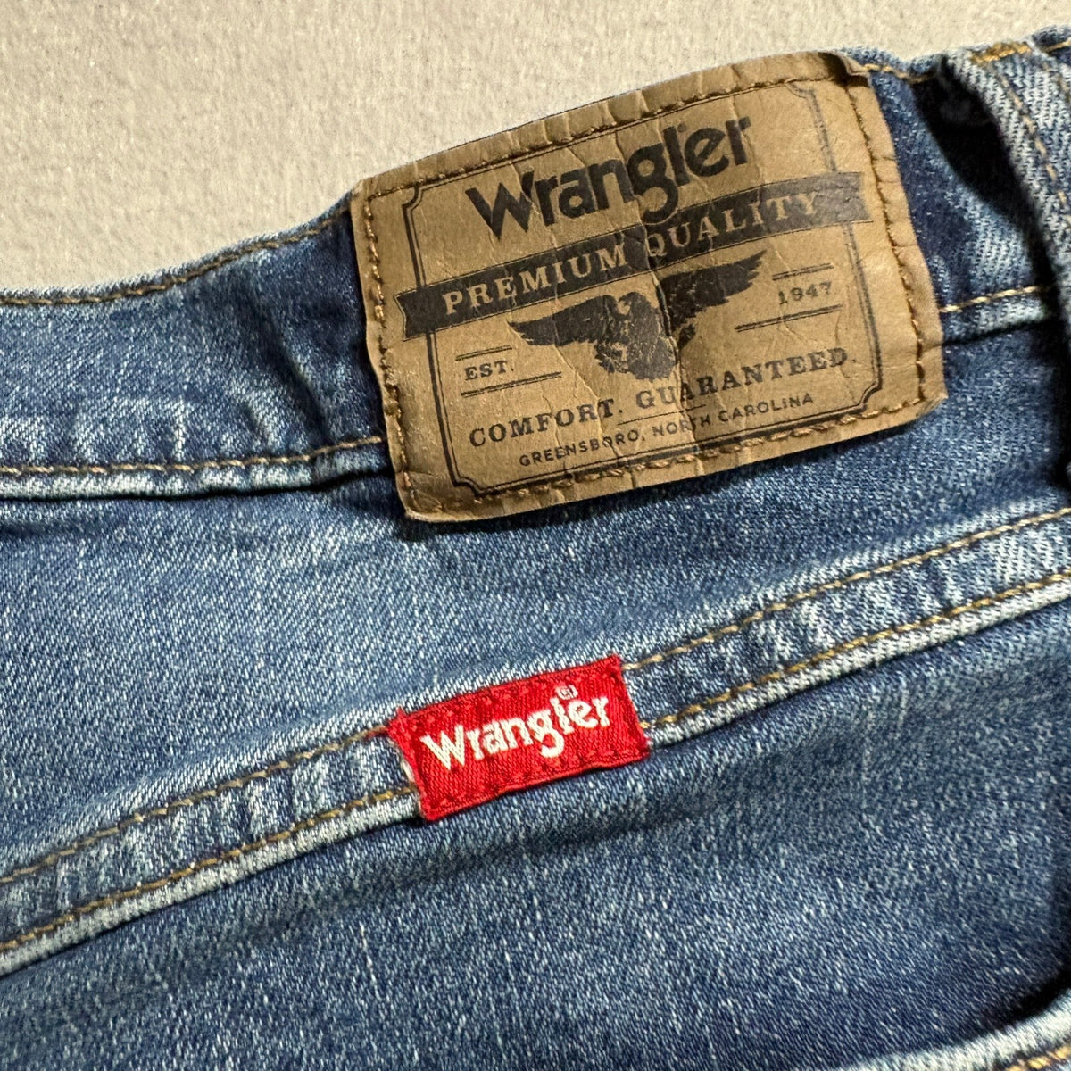 Wrangler Athletic Fit Jeans Mens 31x30 Medium Wash Blue Stretch Denim