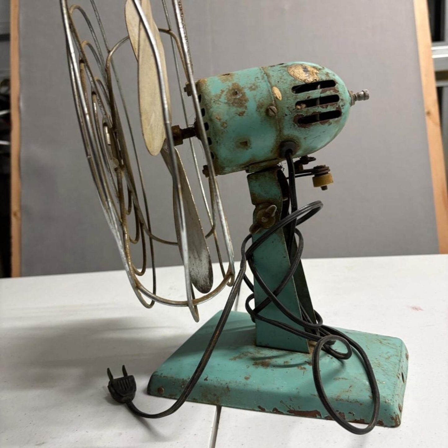 Vintage Eskimo Fan Model 101004 McGraw-Edison Teal Blue Metal Desk Table Fan