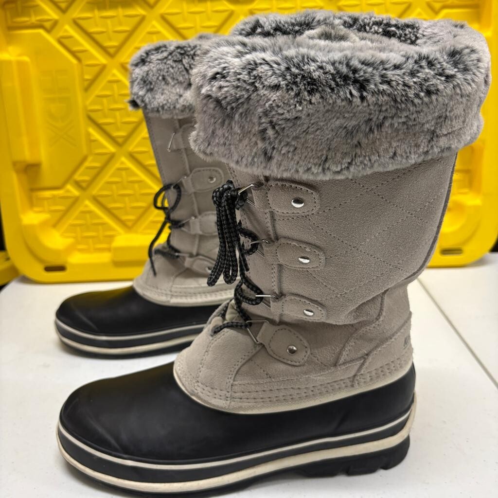 Khombu Emily Women's Winter Snow Boots Size 10M Gray Suede Waterproof Duck Boots