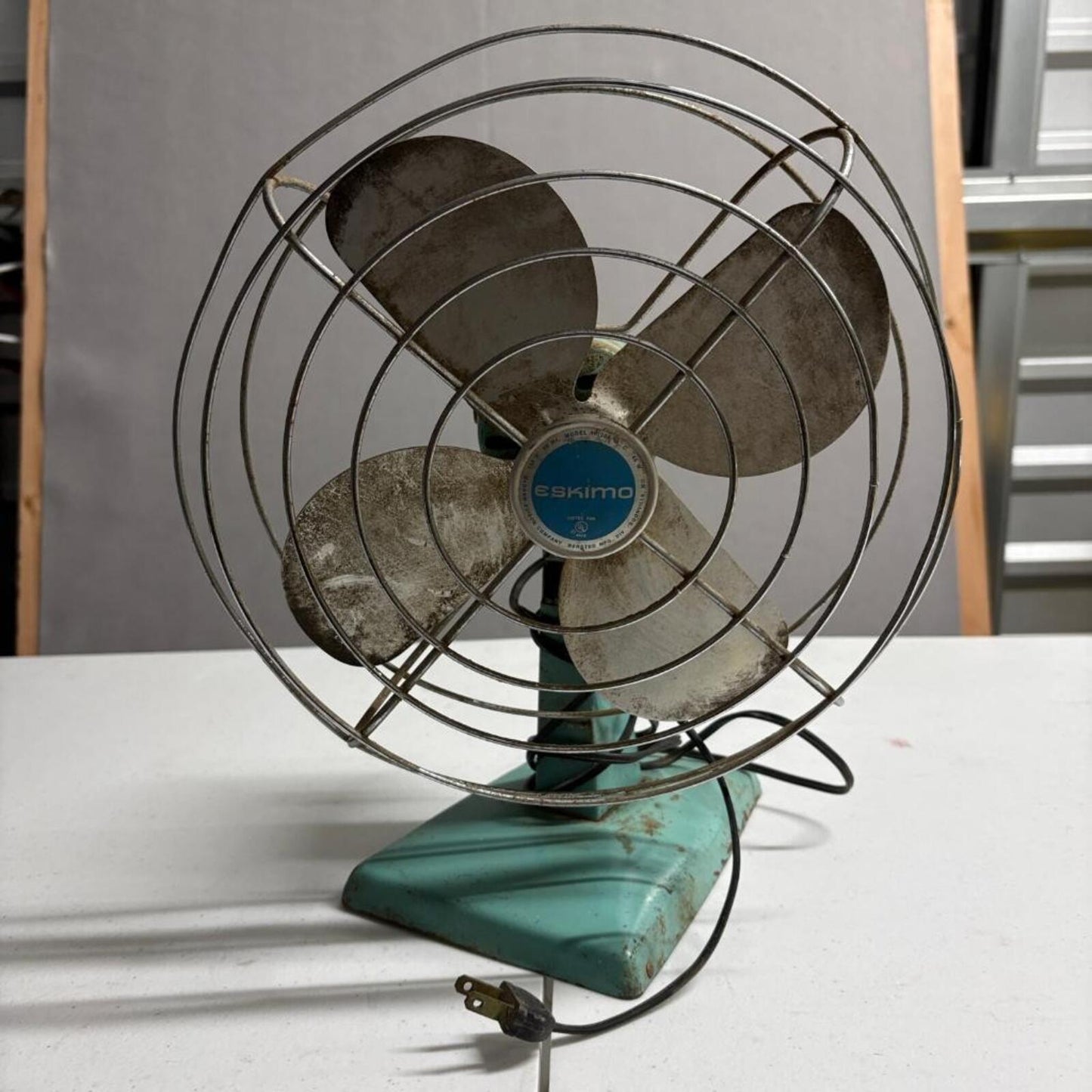 Vintage Eskimo Fan Model 101004 McGraw-Edison Teal Blue Metal Desk Table Fan