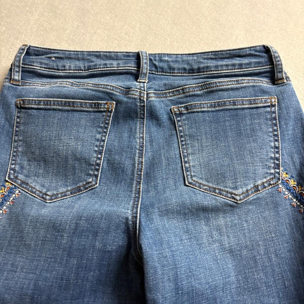 Chicos So Slimming Girlfriend Slim Leg Crop Jeans Embroidered Size 0.5 US 6 Blue