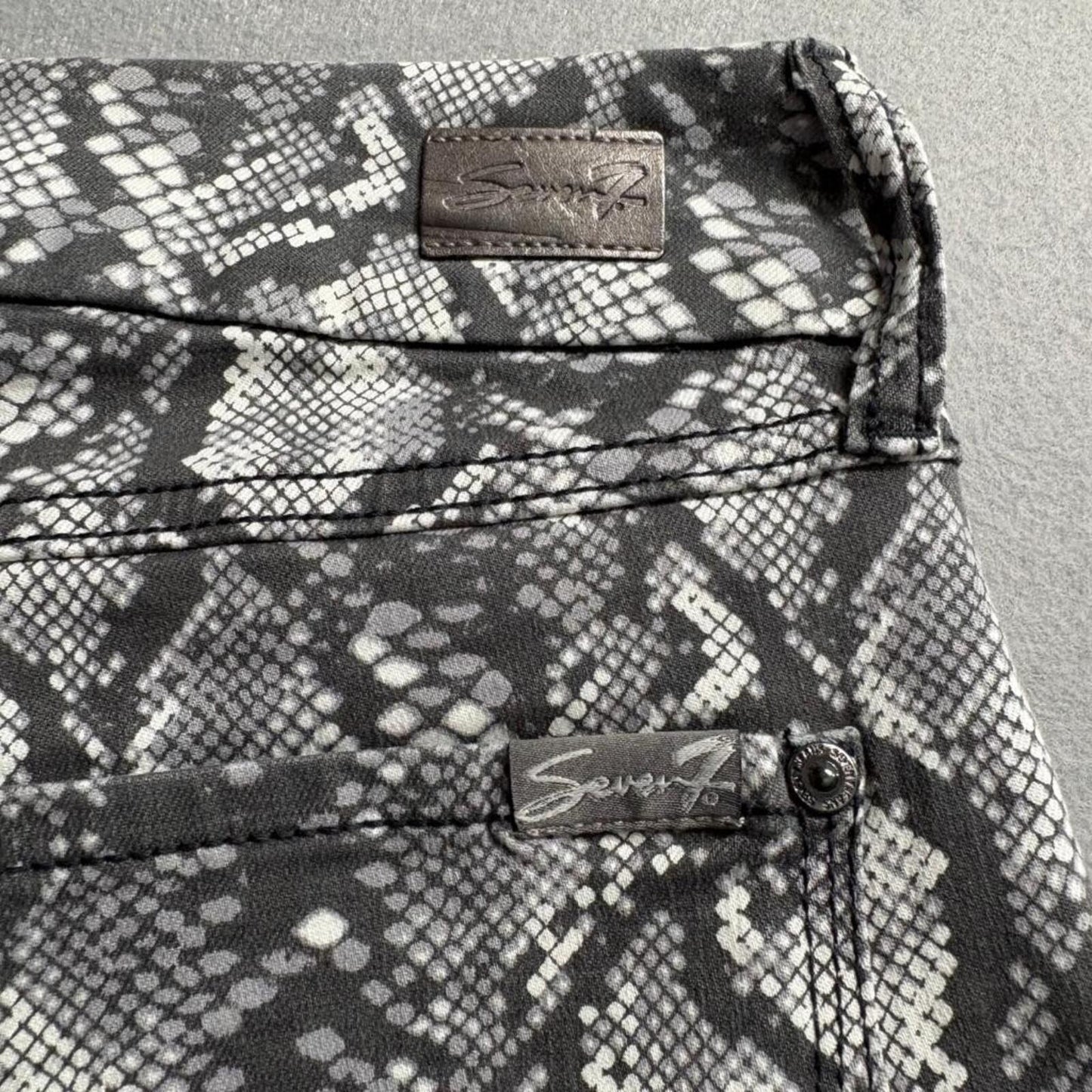 Seven7 Tummyless High Rise Skinny Jeans Womens Size 6 Gray Snakeskin Print