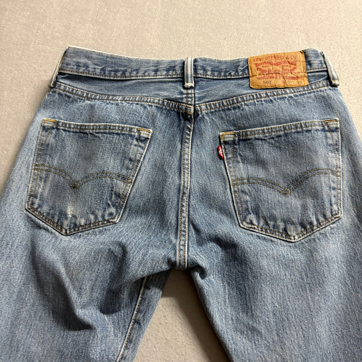 Levis 501 Original Fit Jeans Mens 31x30 Light Wash Button Fly Denim Blue