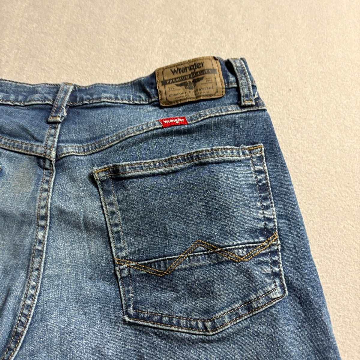 Wrangler Athletic Fit Jeans Mens 31x30 Medium Wash Blue Stretch Denim