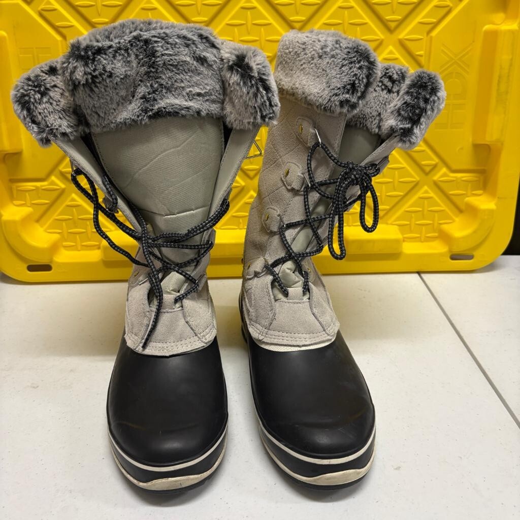Khombu Emily Women's Winter Snow Boots Size 10M Gray Suede Waterproof Duck Boots