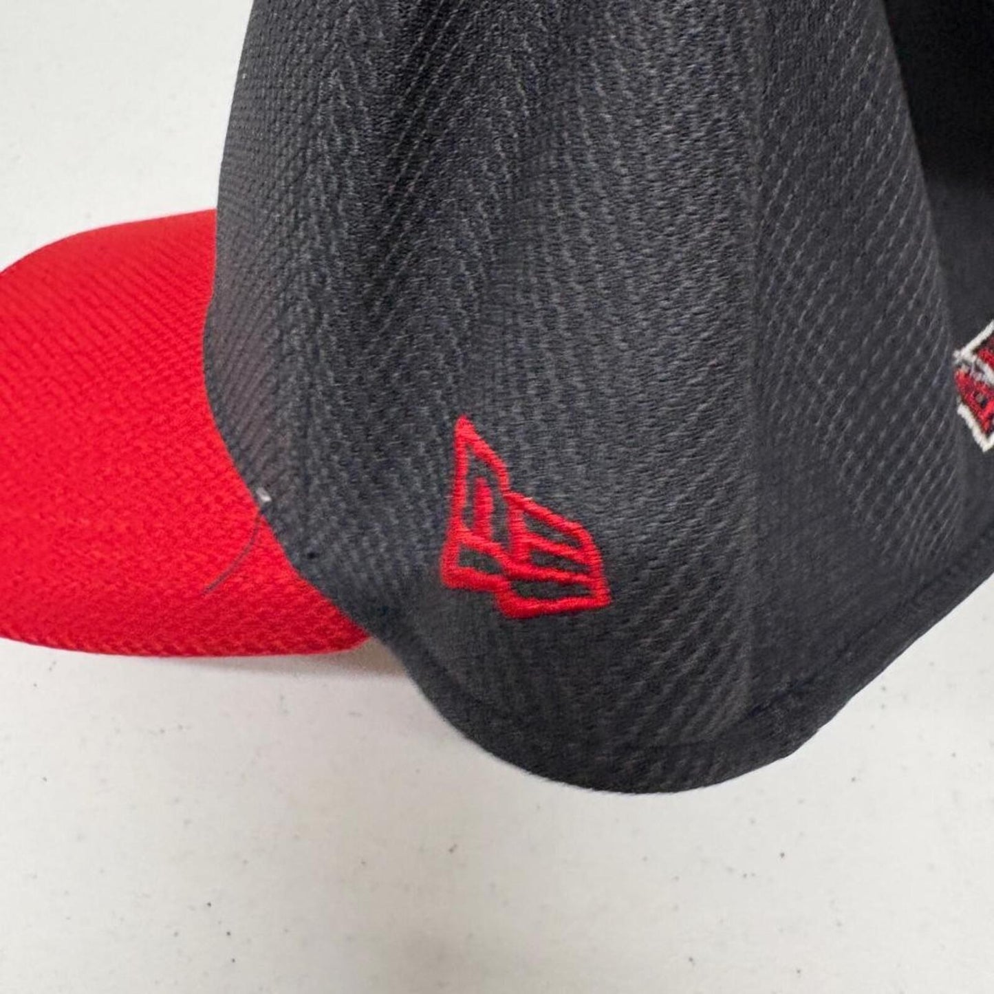 Los Angeles Angels New Era 39THIRTY Stretch Fit Hat Cap Medium-Large Black Red