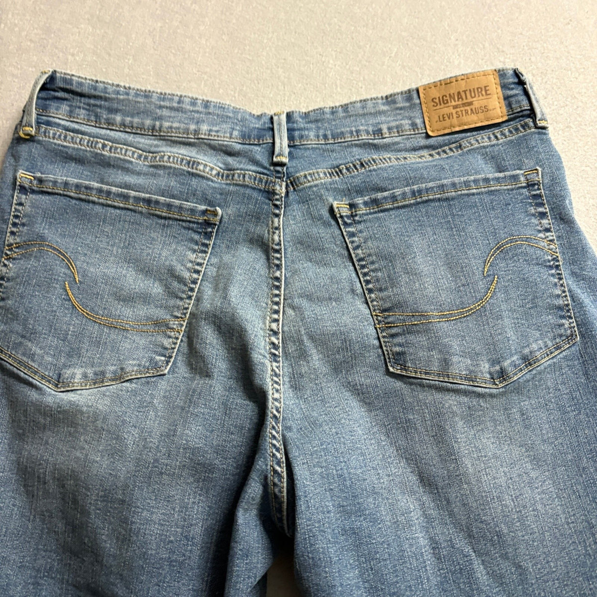 Signature by Levi Strauss & Co Women Size 14 Mid-Rise Capri Denim Jeans Blue