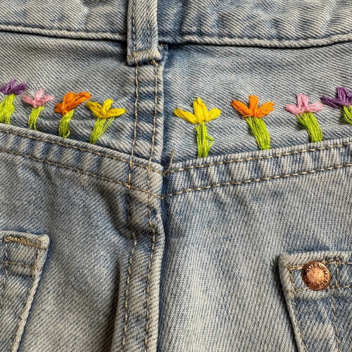 H&M &Denim Boyfriend Jeans Womens 4 Blue Distressed Embroidered Flowers Raw Hem