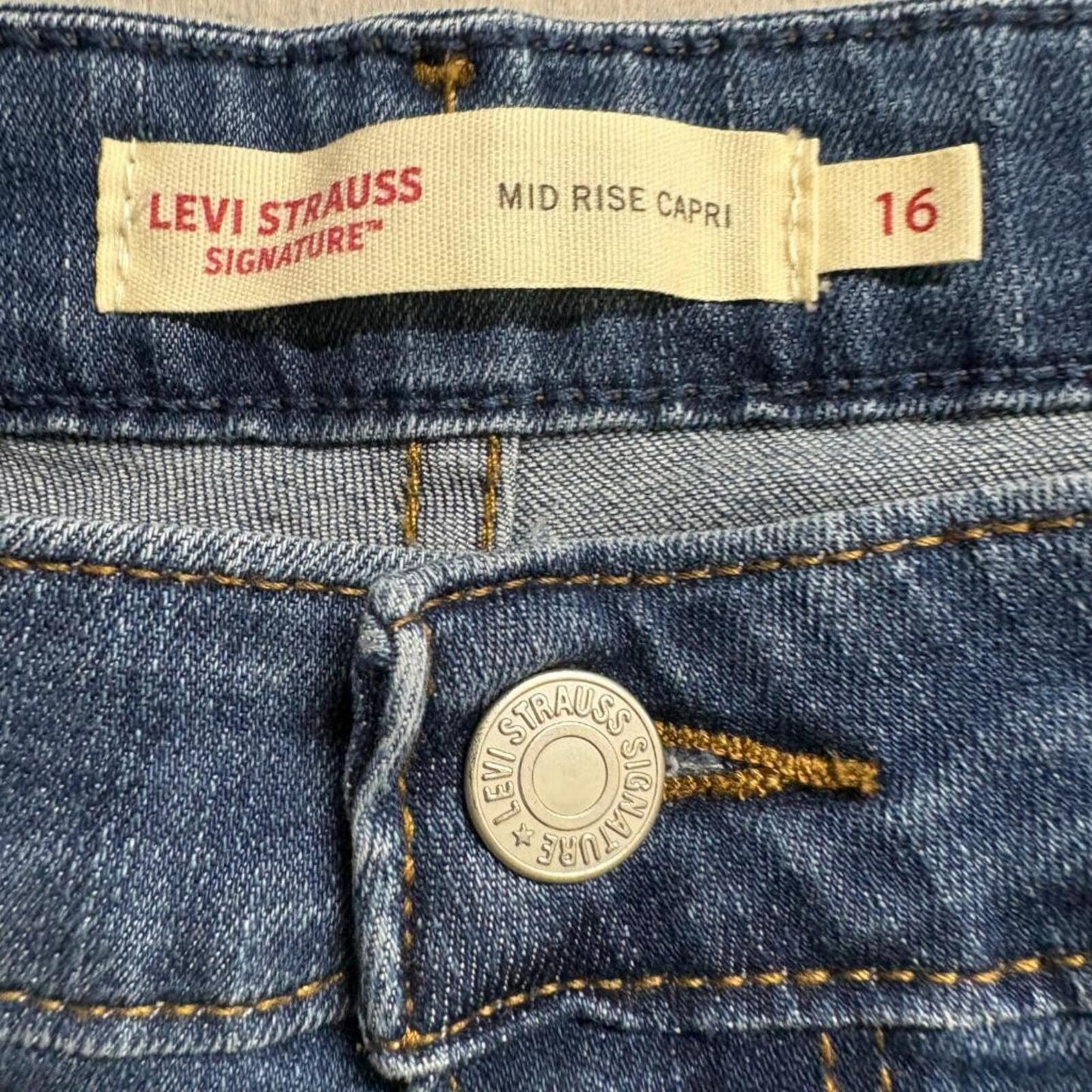 Signature by Levi Strauss Co Womens Mid Rise Capri Jeans Size 16 Blue Denim