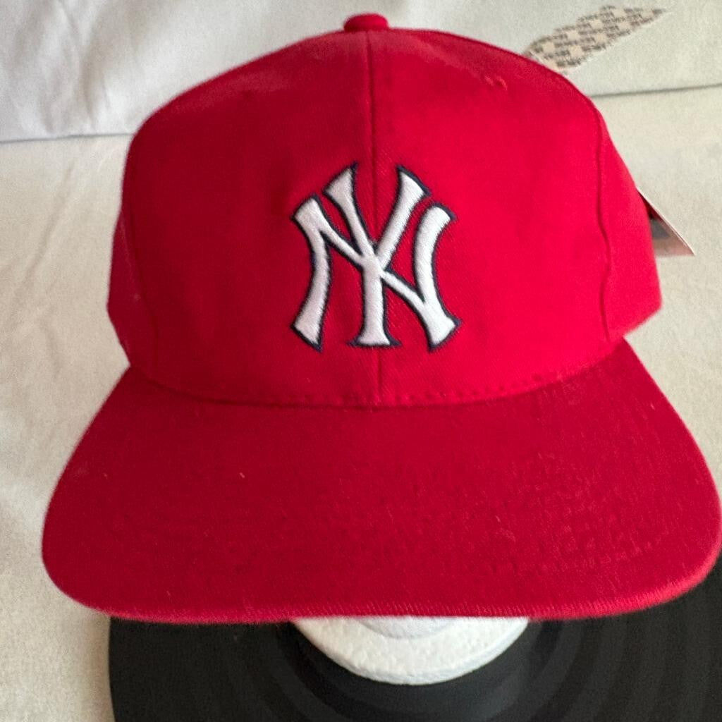 New York Yankees MLB Cap Hat Red White Logo Crosscap Vintage Style Hook Loop