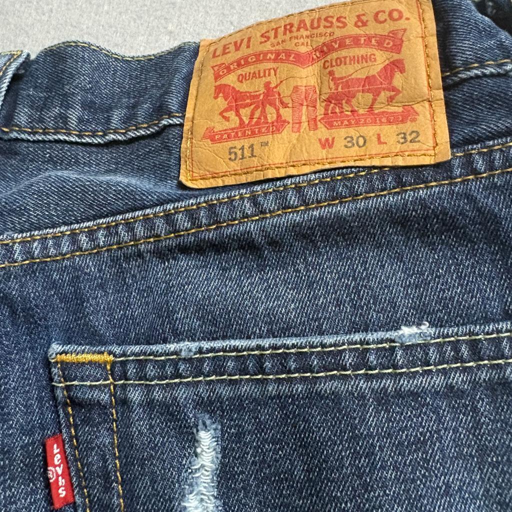 Levis 502 Regular Taper Jeans Mens 30x32 Distressed Ripped Blue Denim 100%