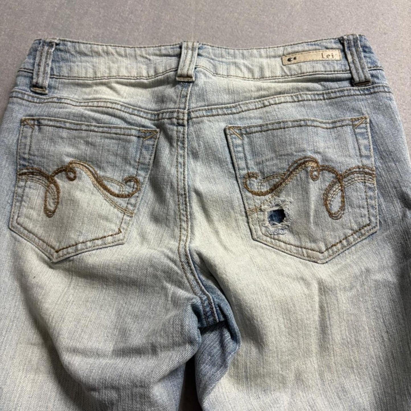 LEI Sophia Hiphugger Flare Jeans Womens 5 Short Light Wash Distressed Denim Y2K