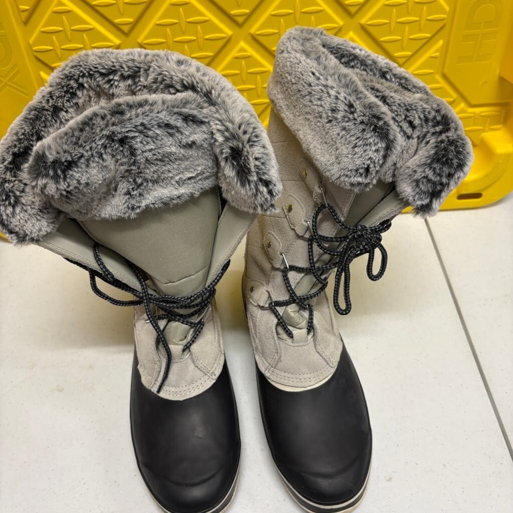 Khombu Emily Women's Winter Snow Boots Size 10M Gray Suede Waterproof Duck Boots