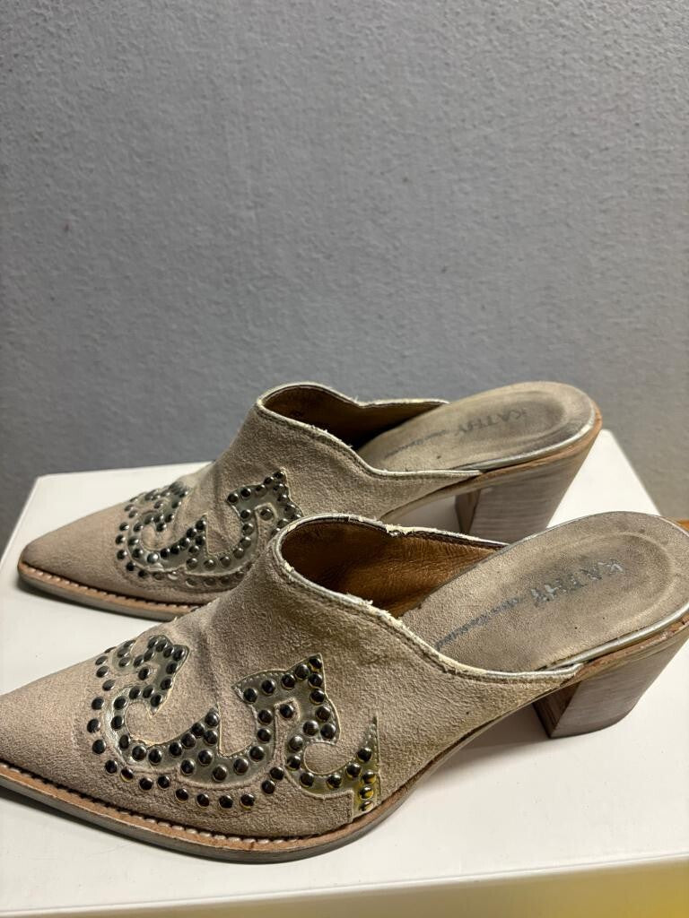 Kathy Van Zeeland Suede Studded Western Mule Heels Beige Pointed Toe Size 7.5