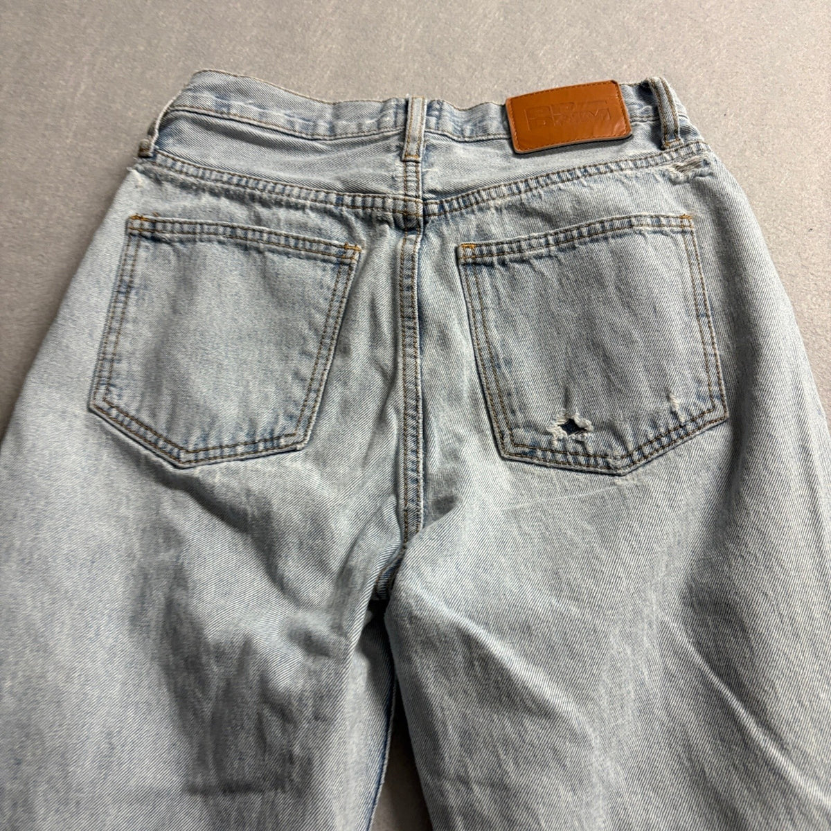 Princess Polly Distressed Straight Leg Jeans Womens Size US 0 Light Wash Denim