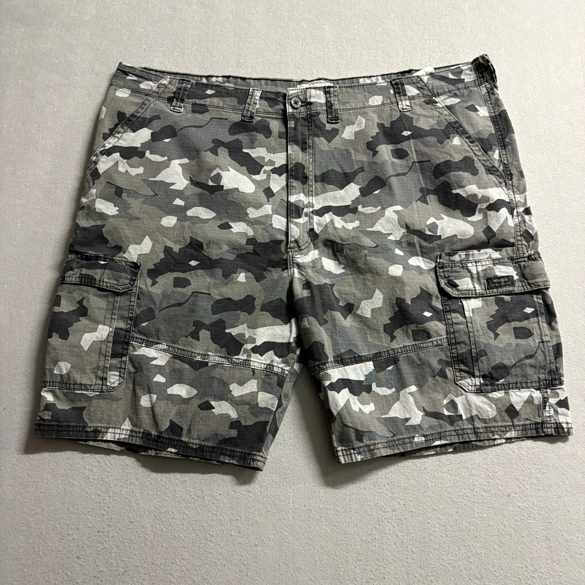 Wrangler Mens Cargo Shorts Size 48 Gray Camo Relaxed Fit Stretch Cotton Blend