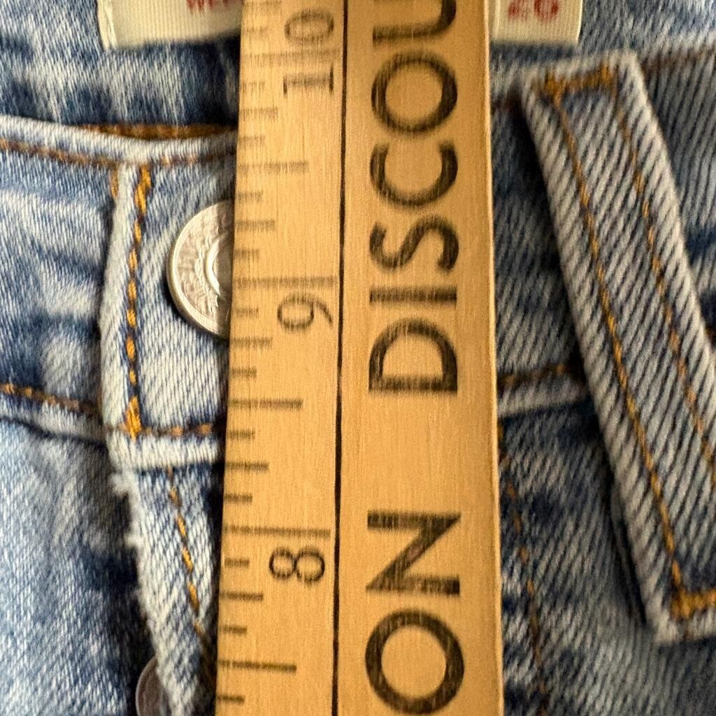 Levis Wedgie Straight Jeans Womens 26 Light Wash Distressed Raw Hem Denim