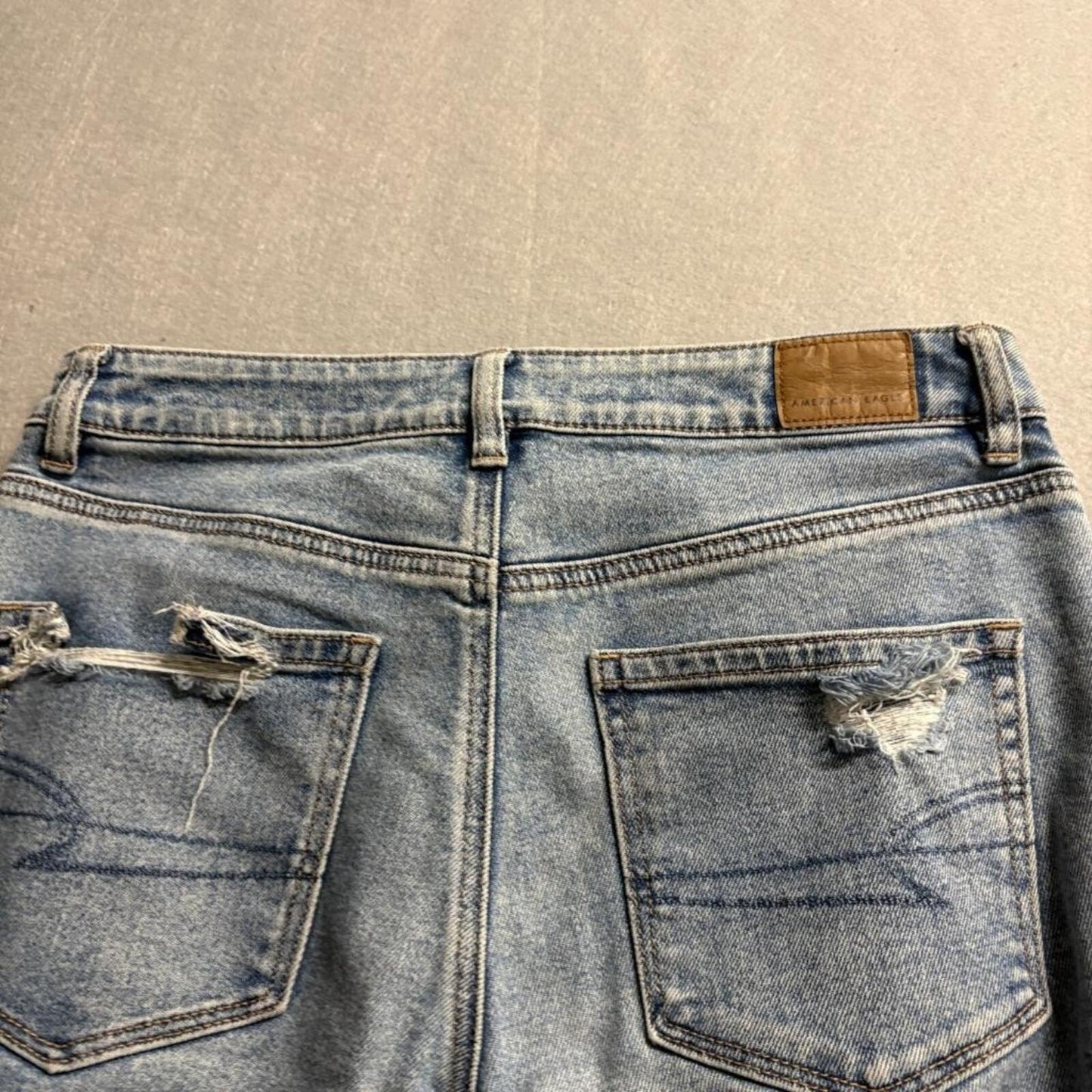 American Eagle Highest Rise Mom Jeans Womens 8 Regular Blue Distressed Pockets