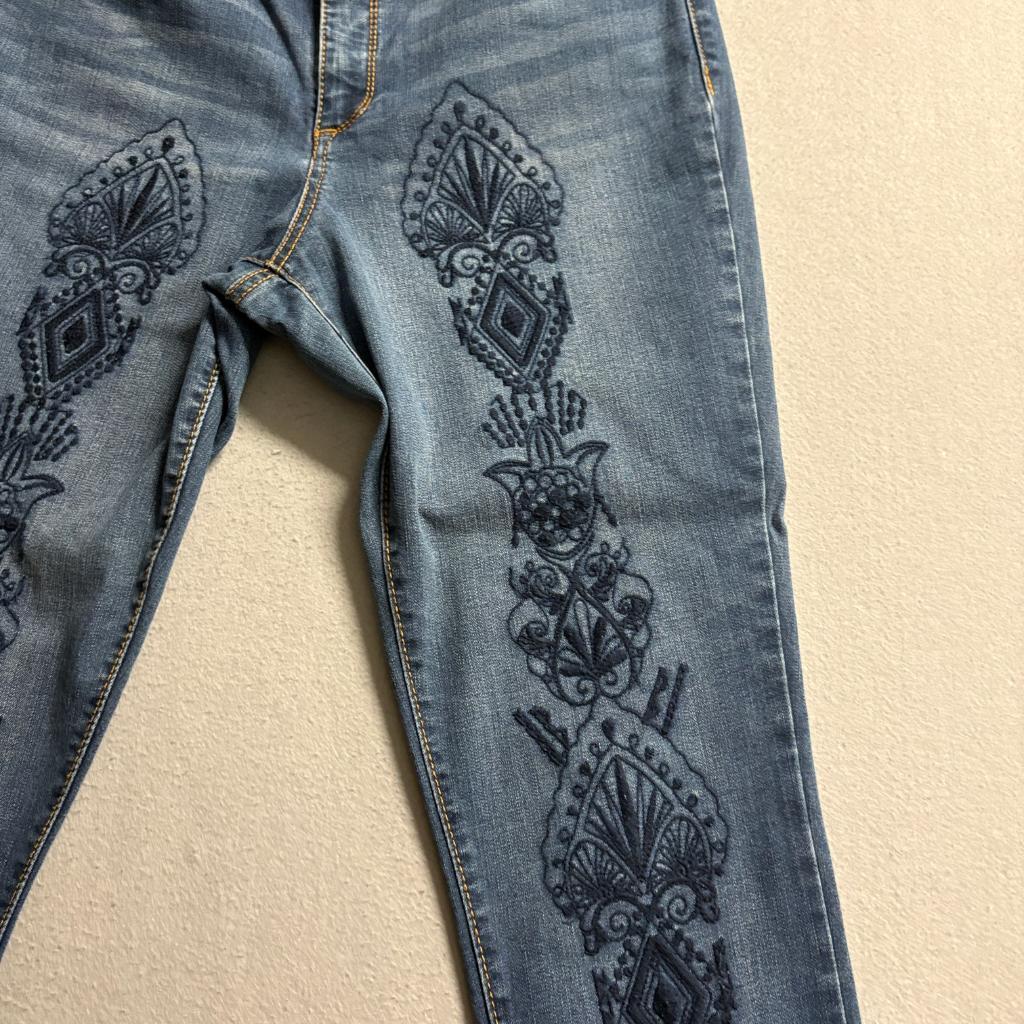Bandolino Mandie Lisbeth Embroidered Jeans Womens Size 8 Blue Denim Raw Hem