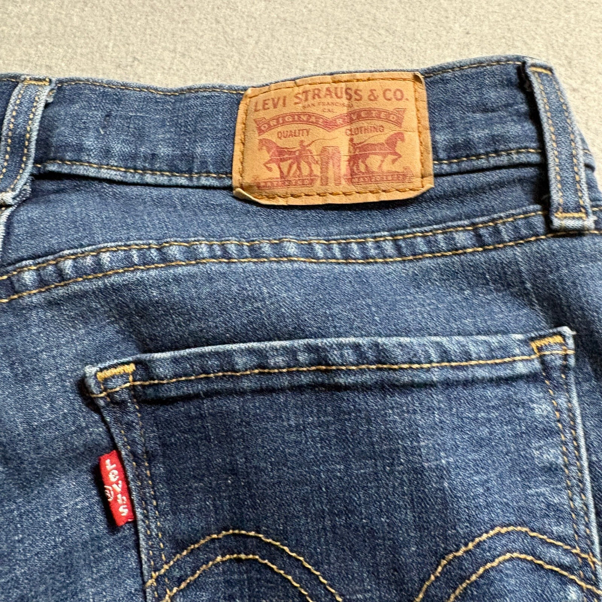 Levi's Classic Straight Jeans Womens Size 4 S 27x28 Medium Wash Blue Denim Pants