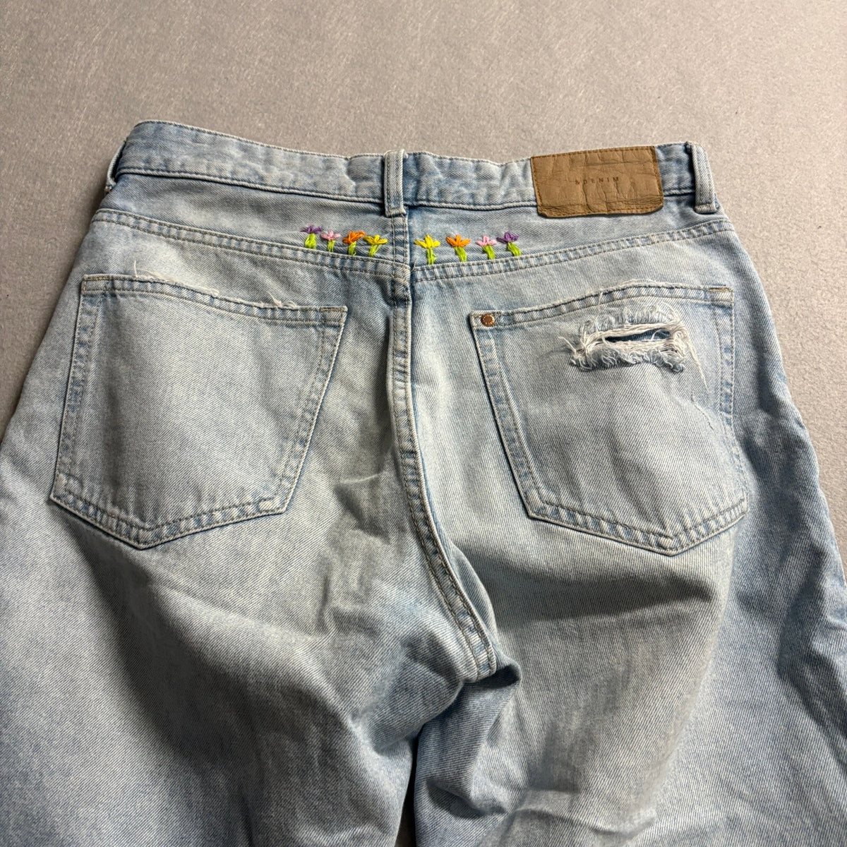 H&M &Denim Boyfriend Jeans Womens 4 Blue Distressed Embroidered Flowers Raw Hem
