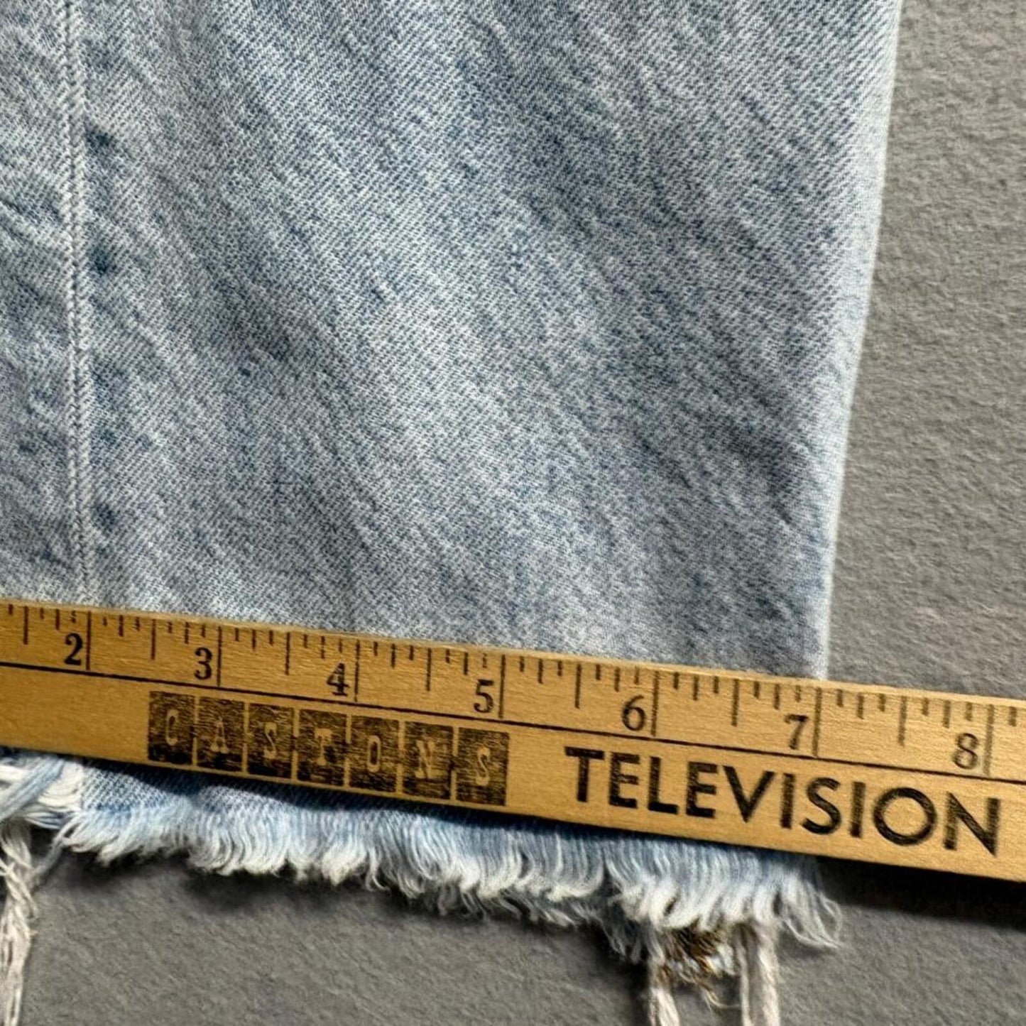 American Eagle 90s Boyfriend Jeans Womens Size 2 Light Wash Distressed Raw Hem