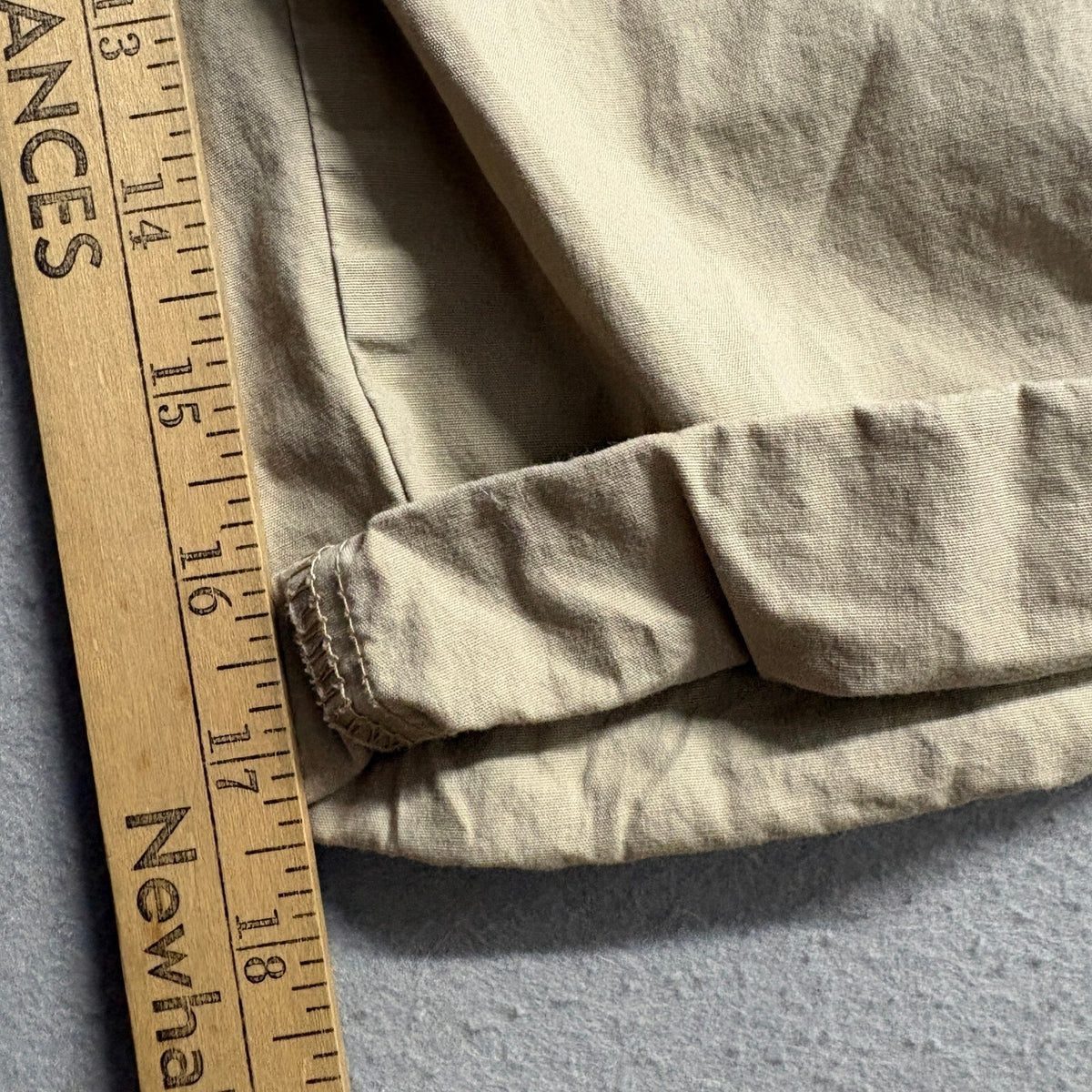 St. John's Bay Capri Cargo Pants Women Size 14 Beige Khaki Stretch Knit Waist
