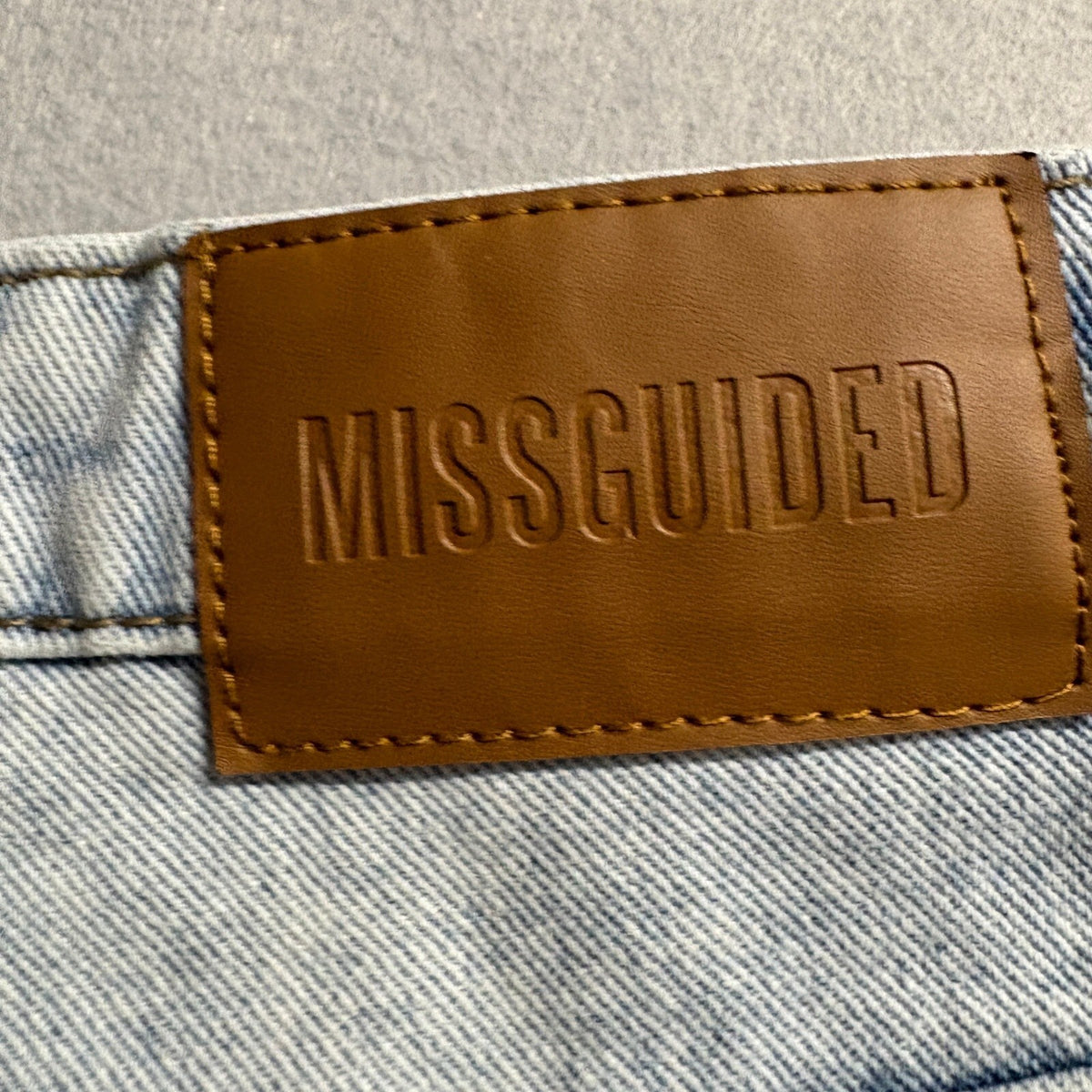 Missguided Riot High Rise Mom Jeans Womens US 2 Distressed Ripped Light Wash