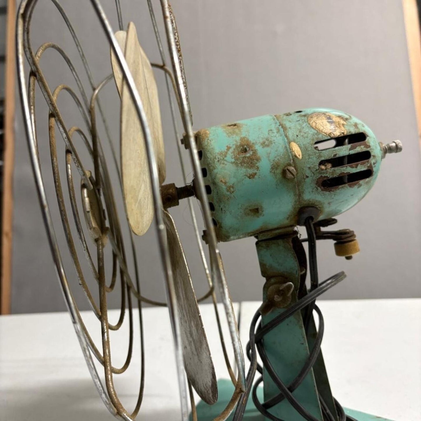 Vintage Eskimo Fan Model 101004 McGraw-Edison Teal Blue Metal Desk Table Fan