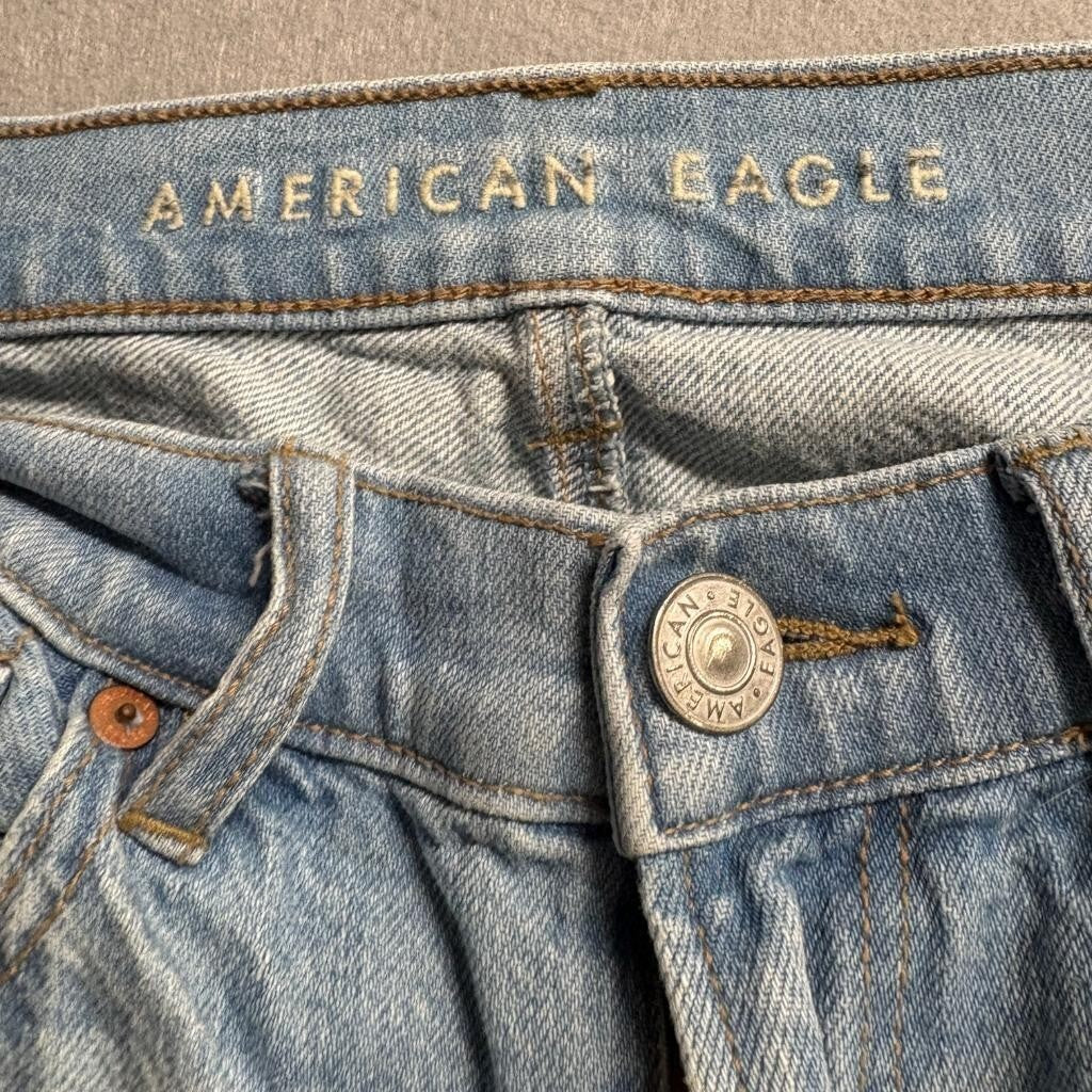 American Eagle Distressed Mom Jeans Womens Size 8 Light Wash Blue 100% Cotton