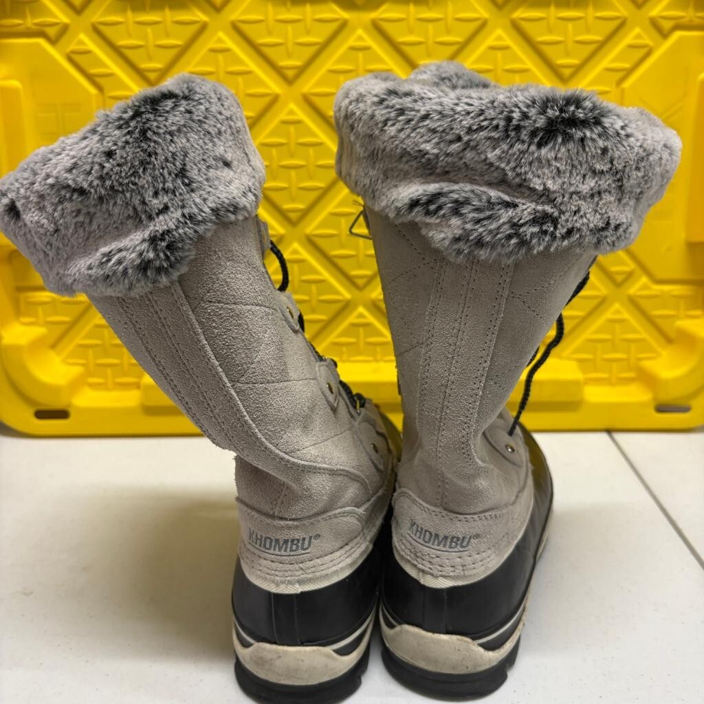 Khombu Emily Women's Winter Snow Boots Size 10M Gray Suede Waterproof Duck Boots